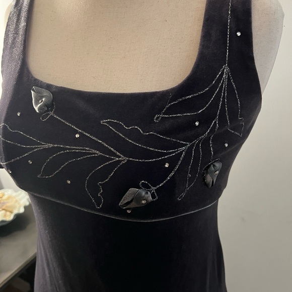 Elegant Grey Evening Dress with Leaf Embellishments - Picture 7 of 7